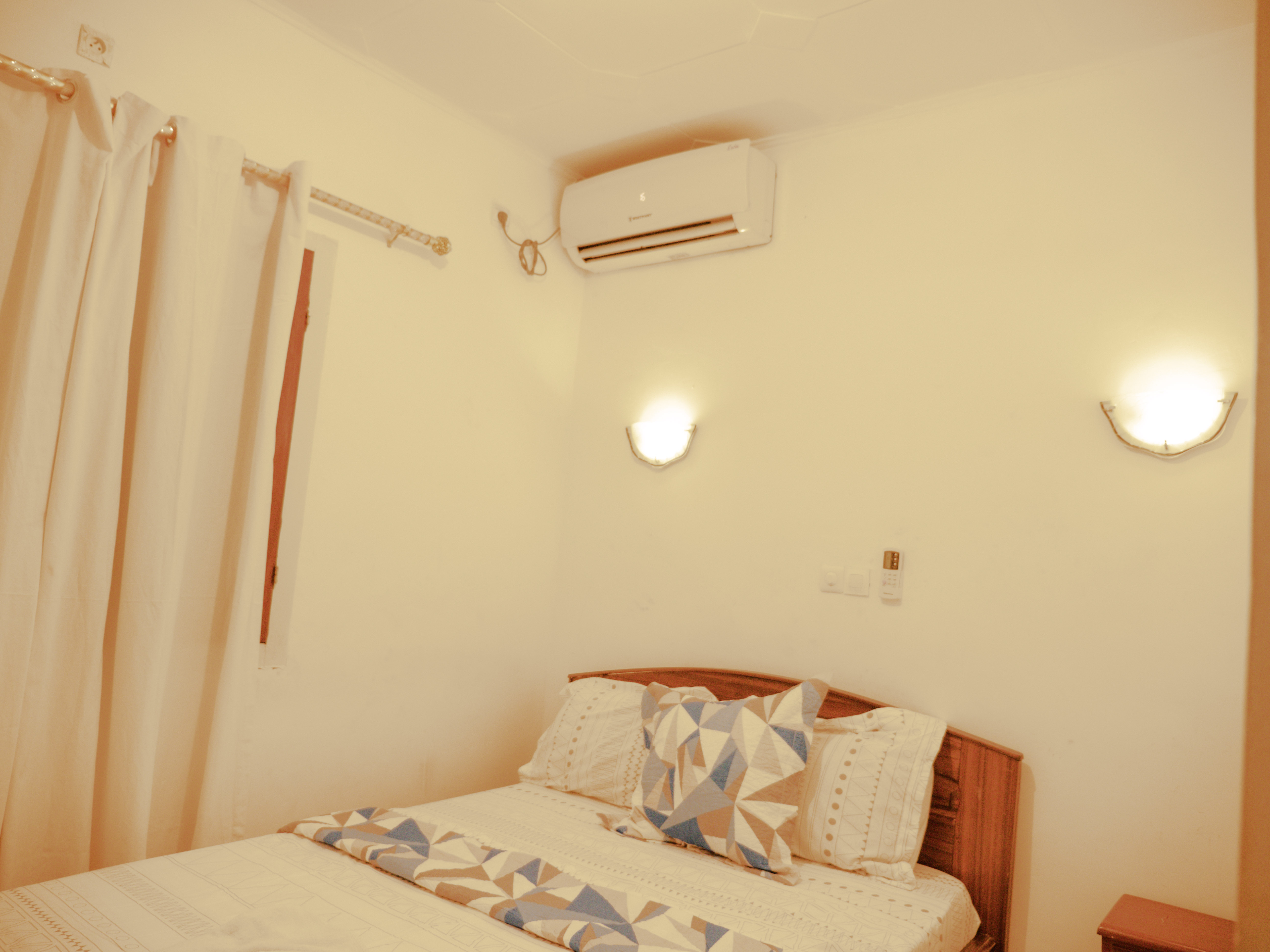 Chambre lit blanc et bleu — Résidence Suzanne